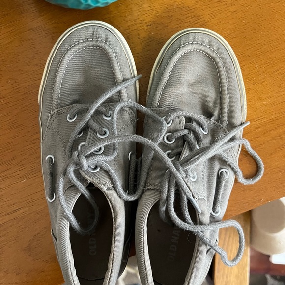 Old Navy Casual Grey/white shoes Boy size 2 - Picture 3 of 7